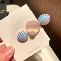 Detail of mermaid shell hair clip with iridescent luster and central pearl accent - 5* Mermaid Pearl Shell - Pink