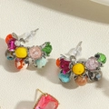Détail macro de boucles d'oreilles bohèmes avec cristaux colorés et perles variées - Boucles d'oreilles clous perlées multicolores bohèmes