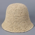 Detailaufnahme der beigen handgewebten Häkel-Fischerhut mit feiner Strohstruktur - M (56-58cm) / Beige