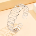 Bracciale rigido geometrico color argento con design a cerchi svuotati e sovrapposti - Argento