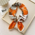 Eleganter Seidenschal in leuchtendem Orange mit abstraktem Sterndruck und Knoten - Nautischer Ring Orange