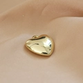Pendente a cuore in metallo dorato lucido su tessuto beige con dettagli macro - Stile Cuore (9#)