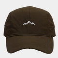 Detail der Berggipfel-Stickerei auf einer schnell trocknenden braunen 5-Panel-Outdoor-Kappe - Verstellbar / Kaffeebraun
