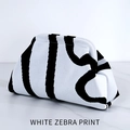 Elegante borsa a mano in maglia zebrata con forma a nuvola minimalista e strisce bianche e nere - Borsa a mano in maglia / Stampa Zebra Bianca