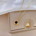 Détail du collier en acier titane doré avec pendentifs en nacre noire et blanche sur soie - H117 Double-face Noir/Blanc (Or) / Doré