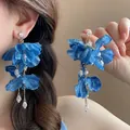 Dettaglio orecchini a fiore in raso blu con ciondolo a goccia e catena d'oro - Fiore con Trama di Raso Blu (28#)
