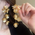 Dettaglio ravvicinato di orecchini a fiore dorati con zirconi bianchi e nappe lunghe - Floreale con Nappa Extra Lunga Oro (17#)