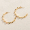 Goldene runde Ohrringe mit bunten Zirkonsteinen auf minimalistischem beigem Hintergrund - 14K Vergoldet Rund Zirkonia Groß (ES2277)