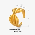 Anillo de acero inoxidable bañado en oro de 18K con nudo trenzado y diseño ondulado - Dorado