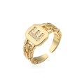 Dettaglio dell'anello dorato lettera E con zirconi micro-pave e trama a catena lucida - Lettera E / Aperto Regolabile
