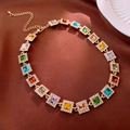 Collier vintage doré avec cristaux colorés de coupe émeraude sur fond de soie marron - Pierre Gemme Carrée Multicolore (Base Dorée)