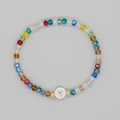 Bracciale colorato di perle di cristallo sfaccettate con lettera Y dorata su sfondo grigio - Lettera Y