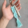 Dettaglio del portachiavi intrecciato a mano verde menta con perle in legno con scritta BE KIND - Verde Menta