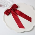 Barrette à cheveux élégante en satin rouge 4cm à double nœud sur plateau décoratif blanc - Bordeaux