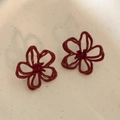 Vista macro di orecchini a fiore rosso scuro con estetica vintage e finitura lucida - Rosso Vino (Perno in Argento)