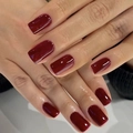 Uñas postizas cuadradas largas en rojo borgoña brillante sobre manos con mangas oscuras - Rojo Vino (XB-51-58)