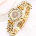 Vue latérale de la montre en or de luxe avec lunette sertie de cristaux et chiffres romains - Or