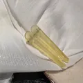 Set mit zwei hellgelben, mattierten Haarspangen auf weichem weißem Stoffhintergrund - Frosted Transparent Gelb