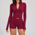 Dames sportset in bordeauxrood met cropjack met rits en korte broek met hoge taille - S / Kersenrood