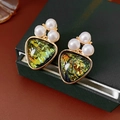 Dettaglio macro di orecchini a triangolo con pietre verdi e perle in astuccio - Perno in Argento - Verde e Bianco Iridescente
