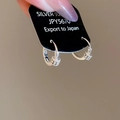 Vue macro détaillée de boucles d'oreilles créoles en argent 925 sur carte d'affichage noire - Boucles d'oreilles créoles - Argent (Plaqué or/Tige en argent 925)