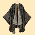 Dettaglio di scialle in maglia con motivi floreali paisley reversibili nero e beige - Paisley Floreale Nero Cachi