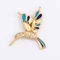 Kolibri-Anhänger mit blauen Emaille-Flügeln und weißen Zirkoniasteinen in Gold - Grün Gelber Emaille-Kolibri