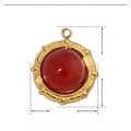Dettaglio del ciondolo ovale in pietra naturale rossa con cornice dorata e misure - YE155-Pietra rotonda rossa