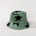 Detalle de gorro de pescador de felpa verde con estrellas negras y piel sintética - M / Verde
