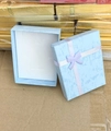 Himmelblaue quadratische Schmuckschatulle mit lavendelblauer Schleife und Schaumstoff - Maschinengepresster Schwamm (Kein Draht) / Lila