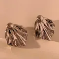 Minimalistische silberne Fächer-Ohrringe mit poliertem Metall-Finish und Stecker - Silber(PDE2608)