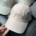 Primer plano de gorra de algodón con bordado 'JOURNEY 007#' y textura suave y ligera - Rosa
