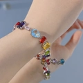 Detail eines farbenfrohen Gema Armbands mit Kristallen in verschiedenen Formen am Handgelenk - Regenbogen-Kristall-Armband [18+4cm]