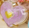 Ciondolo a cuore viola con chiusura dorata e glitter in resina scintillante - Viola Chiaro