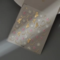 Détail d'autocollants 3D pour ongles avec papillons dorés et fleurs blanches en relief - Papillon Doré et Fleur en Relief 3D (CO-522)