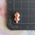 Vista macro dell'accessorio in resina a forma di fungo di 1,5 cm con scala di misura - Spiedino di pane alle uova di pesce