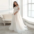 Elegante witte trouwjurk van kant met lange mouwen en een vloeiende sleep van tule stof - US 2 / Wit