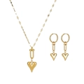 Vista dettagliata del set di gioielli in oro con ciondoli a cuore e catena a labbra - Set Collana e Orecchini a Cuore