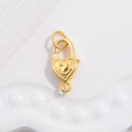 Detalle macro del cierre de langosta corazón de plata S925 dorada con grabado smiley - Cierre de Langosta de Corazón Sonriente Dorado
