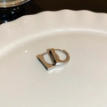 Detail von silbernen U-förmigen Creolen mit schwarzer ENTP-Gravur auf Keramikteller - Silber Buchstabe ENTP (31#)