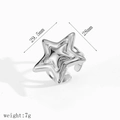 Dettaglio macro dell'anello a stella d'argento regolabile con dimensioni e peso di 7g - Anello Aperto a Stella 3D Argento (TR60158-S)