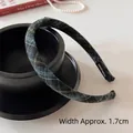Dettaglio cerchietto scozzese largo 1,7 cm con etichetta fatta a mano e trama stile preppy - Quadri Verdi