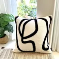 Coussin crème moderne avec lignes noires abstraites et étiquette HOME sur chaise tressée - Lignes Abstraites / 45x45cm (Housse de coussin uniquement)