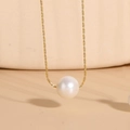 Elegante colgante de perla blanca en una delicada cadena dorada de diseño minimalista - Dorado/Perla de Agua Dulce