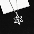 Gros plan du pendentif hexagramme et croix sur un collier à chaîne box argentée - Croix Hexagramme