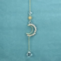 Détail d'attrape-soleil bohème avec pierres de quartz rose et cristaux de lune - Quartz rose