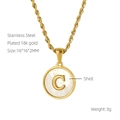 Detail van de 18k vergulde roestvrijstalen ketting met schelp inlay en letter C hanger - Letter C