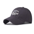 Dettaglio del ricamo bianco e della trama in cotone premium del cappellino grigio scuro - Regolabile / Grigio