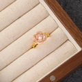Detail van roze emaille camelia bloem ring met parel op goudkleurige gevlochten band - Roze camelia parel ring(NL00828R-P)