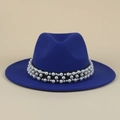 Detail eines königsblauen Wollhutes mit elegantem schwarzem Band und Kunstperlenbesatz - M (56-58cm) / Blau